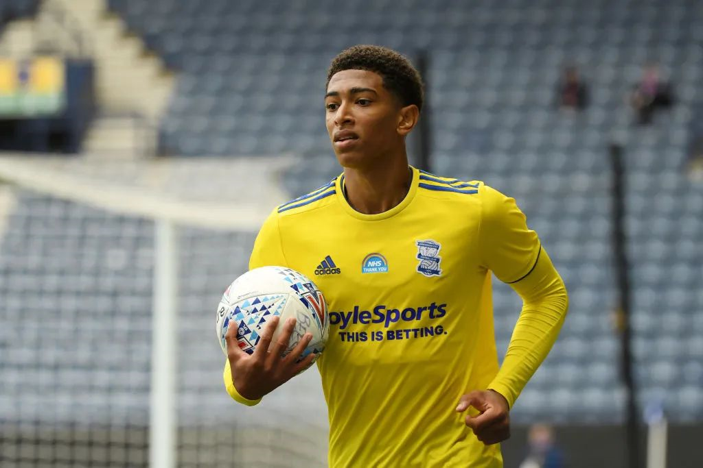 随队夺意超杯冠军！霍伊伦社媒晒捧杯照：何为明智之举（随队加冕意超杯！霍伊伦晒冠军捧杯照：这才是明智之举）