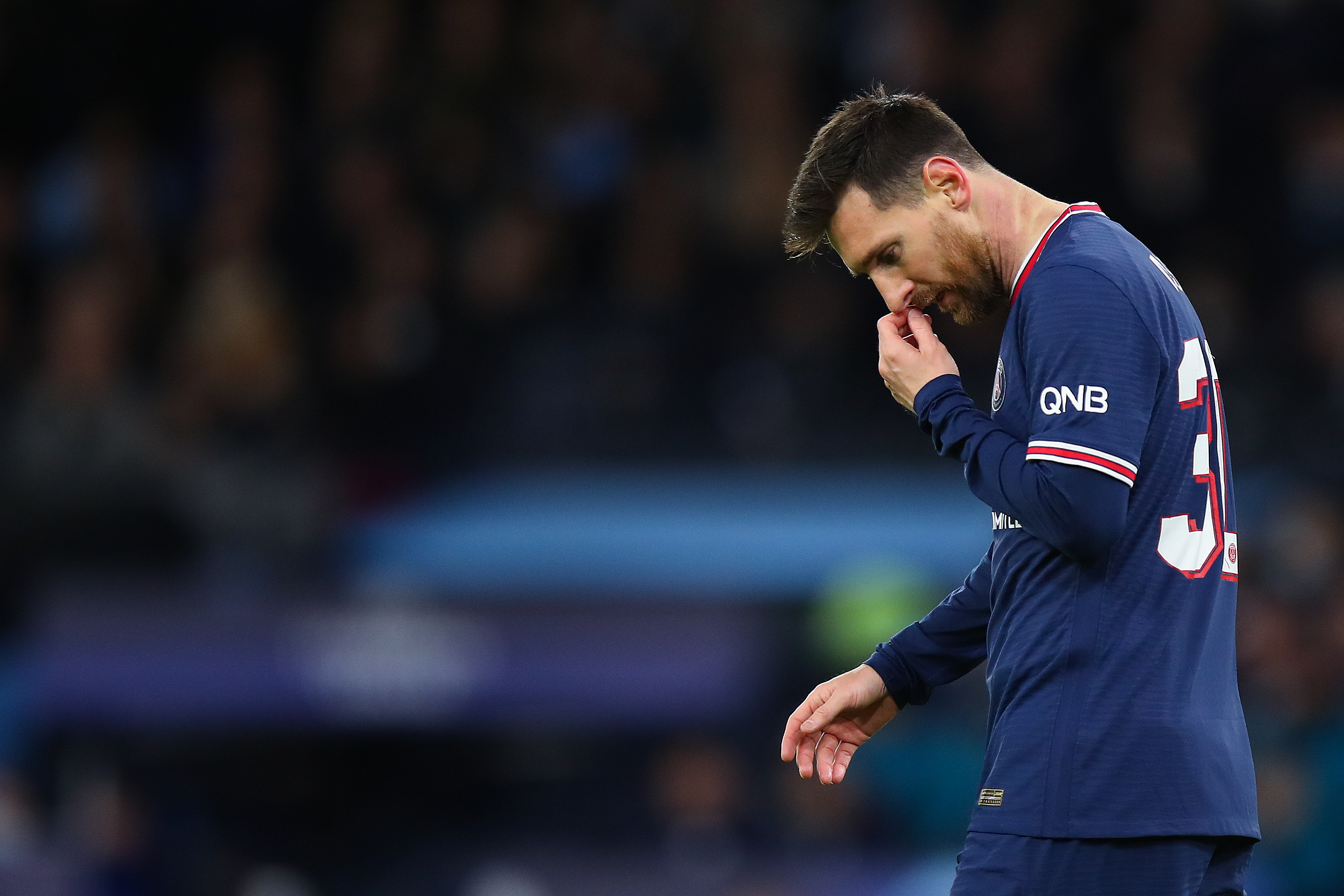 队友察觉萨拉赫情绪变化，对其公开泄愤采访不感震惊（队友早就注意到萨拉赫情绪波动，对他在采访中的公开泄愤并不意外）