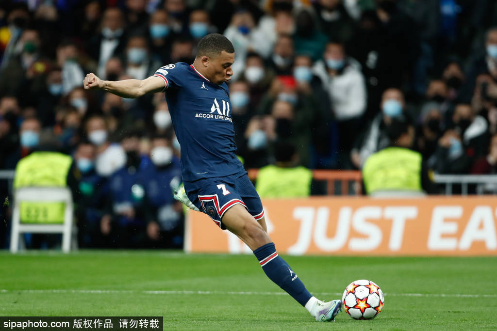 皇马本泽马梅开二度助球队取胜（本泽马双响助皇马全取三分）