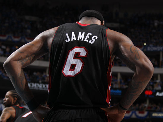 英超保级关键战解析：埃弗顿主场固防求胜，诺丁汉森林残阵反击续命（英超保级焦点战前瞻：埃弗顿主场力保三分，诺丁汉森林残阵背水反击）