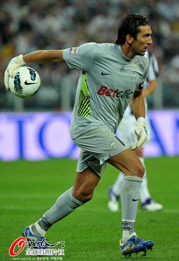 欧冠战报：麦肯尼、戴维联袂破门，尤文2-0轻取帕福斯（欧冠快讯：麦肯尼、戴维先后建功，尤文2-0完胜帕福斯）