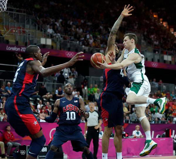 足球英超球队内部录像流出，球员争吵曝光（英超俱乐部内部视频泄露，球员争执画面曝光）