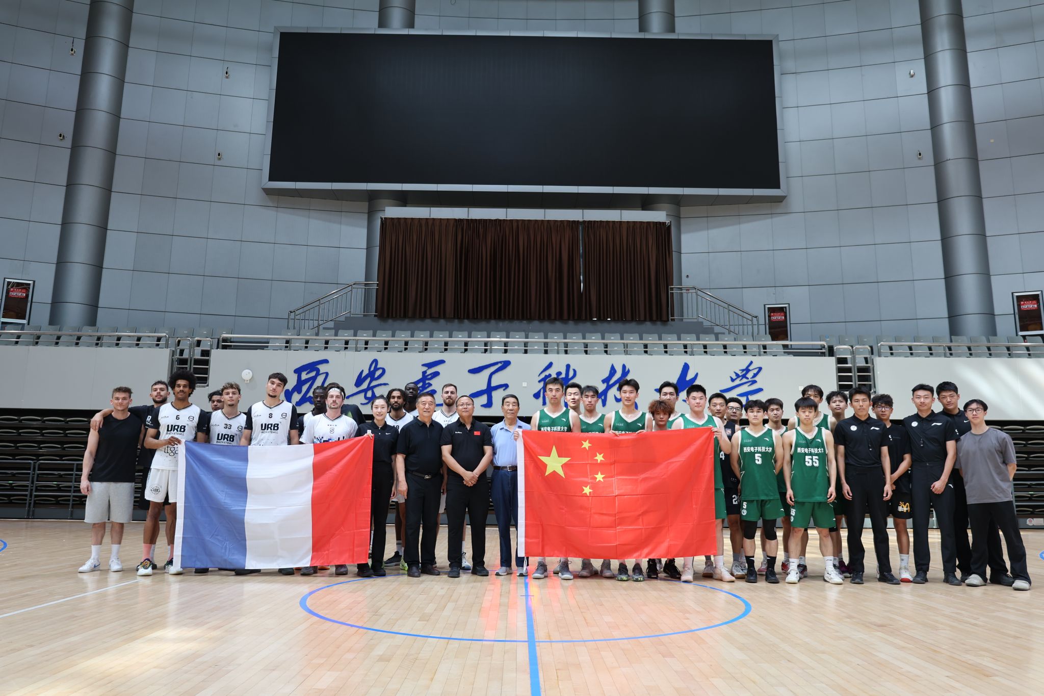 女子篮球联盟赛季焦点球员表现（女子篮球联盟本赛季焦点球员表现一览）